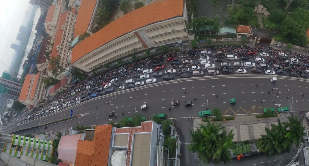 Một phía đường tôn Đức Thắng ùn ứ kéo dài. Trong khi đó, hướng đường ngược lại di chuyển về phía công viên Bến Bạch Đằng lại rất vắng vẻ.