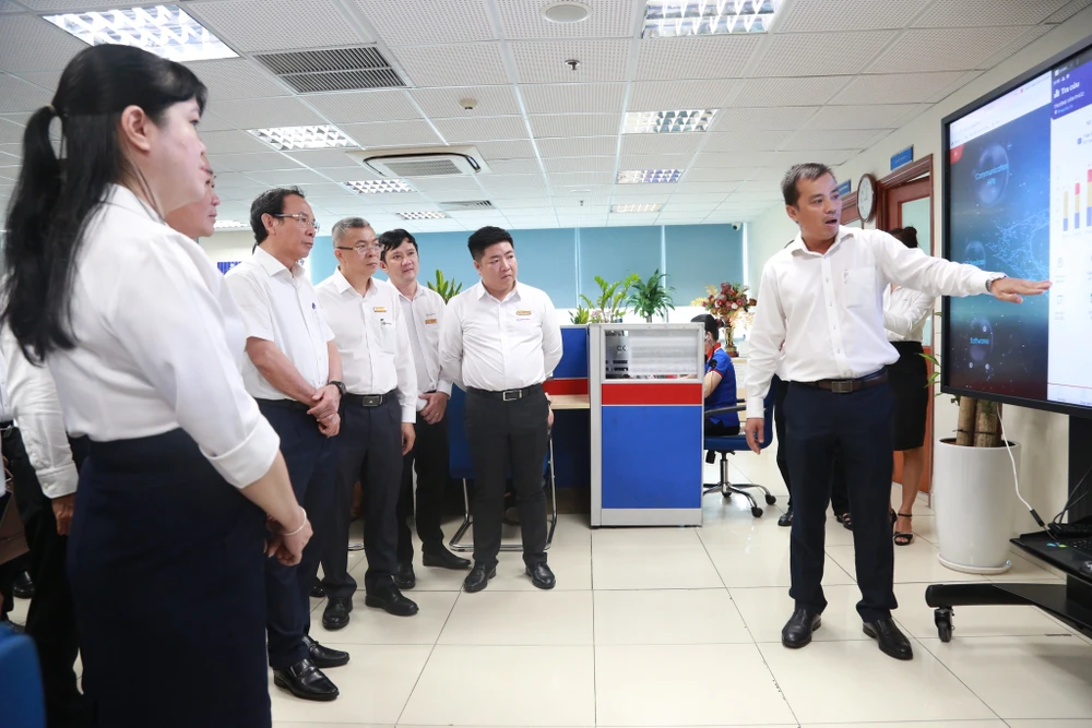 Bí thư Thành ủy TP.HCM Nguyễn Văn Nên tới thăm và làm việc với Điện lực TP.HCM. Ảnh: HƯƠNG THẢO