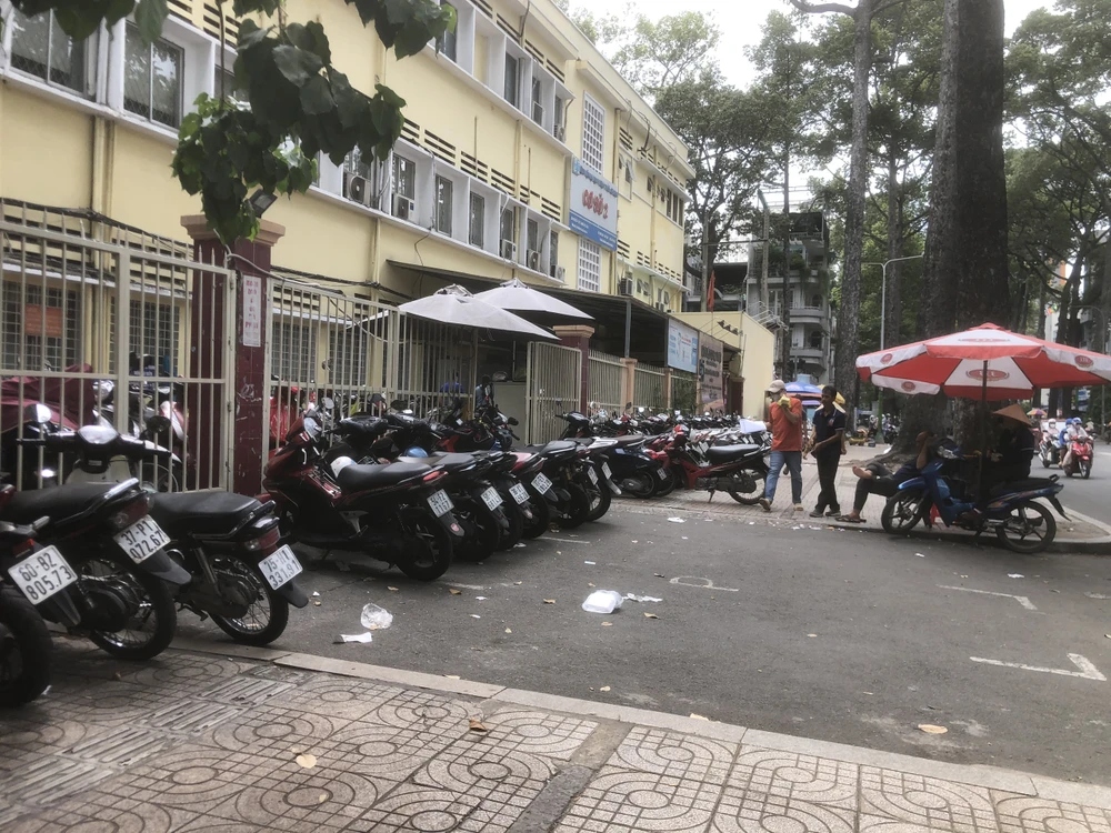 Ngay phía trước Đại học Y Dược cơ sở 2 cũng được sử dụng làm bãi đậu xe.