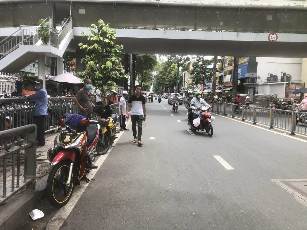 Người đi bộ di chuyển dưới lòng đường, còn vỉa hè làm bãi đậu xe.