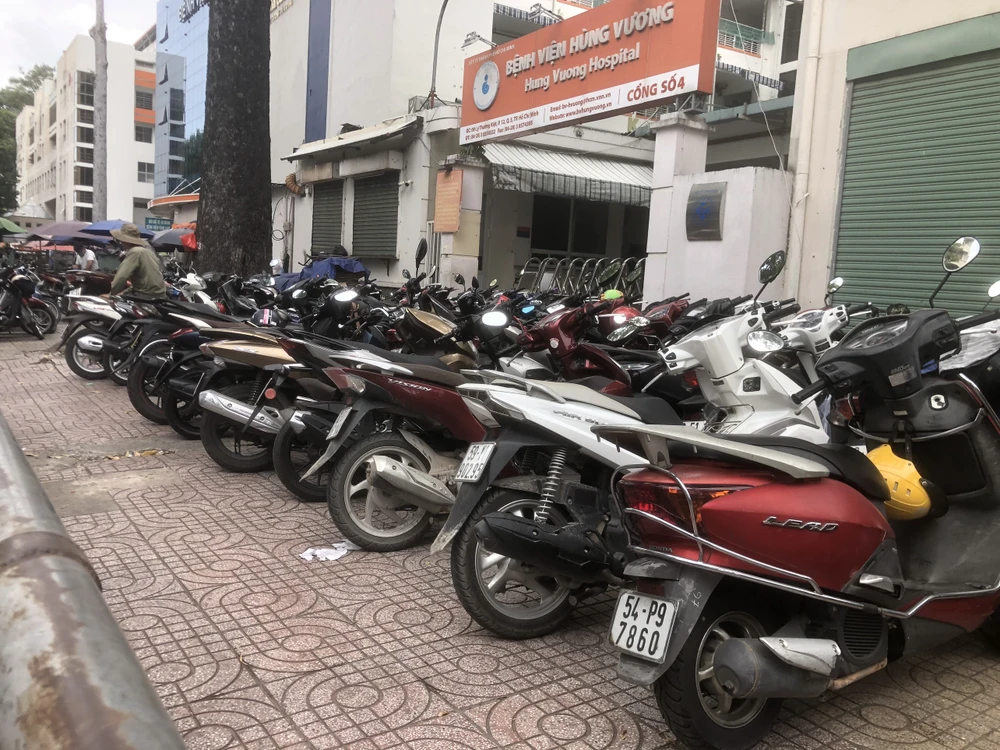 Từ năm 2022 đến nay, Sở GTVT TP đã có văn bản nhắc nhở, điểm tên hàng loạt điểm trông giữ xe chiếm dụng vỉa hè trước các khu bệnh viện trên địa bàn TP. Đồng thời, sở đã yêu cầu địa phương dỡ hàng rào, trả lại không gian cho người đi bộ.