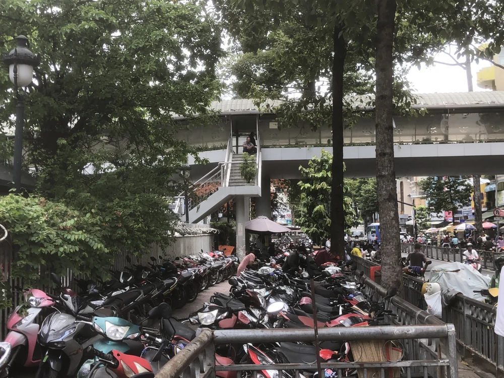 Mặc dù có chừa lại 1 m dành cho người đi bộ nhưng đôi khi người dân phải di chuyển dưới lòng đường.