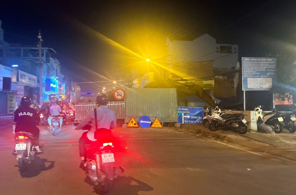 Khu vực cầu Ngang đang được rào chắn để làm hạng mục thoát nước. Ảnh: ĐT