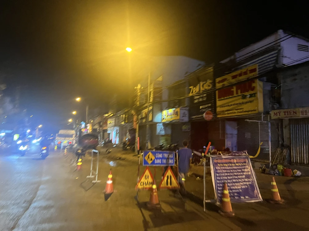 Đường Võ Văn Ngân đang được rào chắn để thực hiện tái lập mặt đường. Ảnh: ĐT