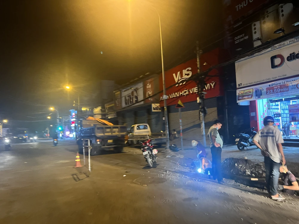 Gần 24 giờ, đường Võ Văn Ngân vẫn nhộn nhịp thi công. Ảnh: ĐÀO TRANG
