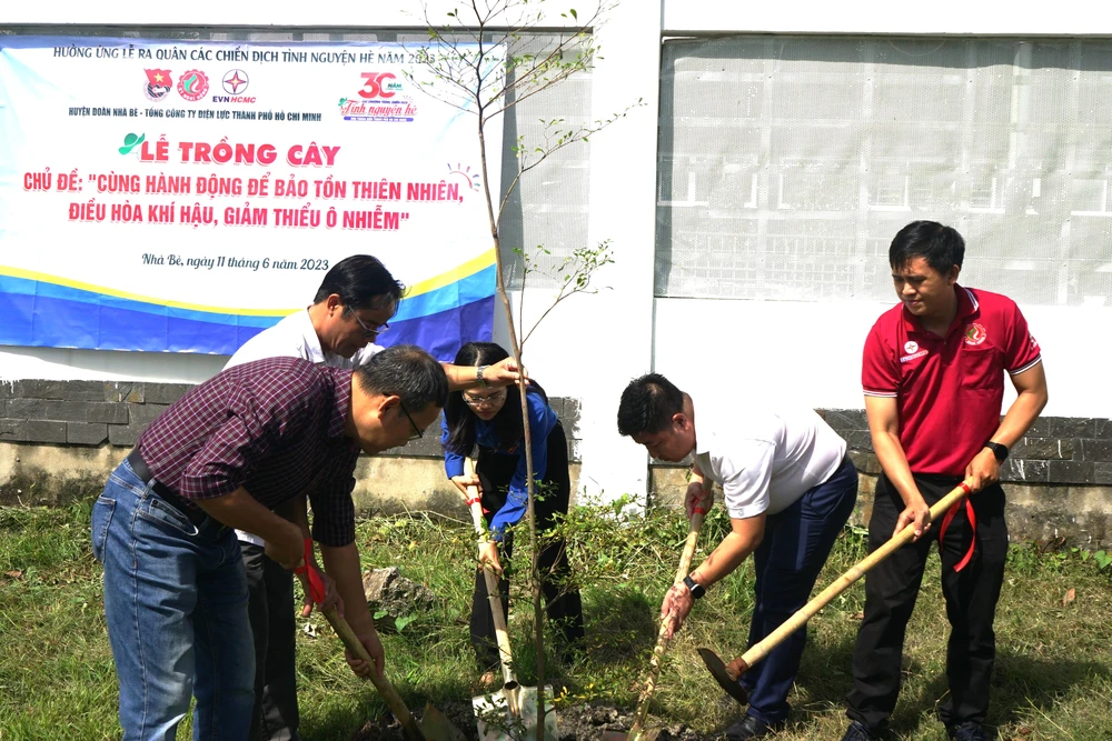 Ông Luân Quốc Hưng - Phó Tổng giám đốc EVNHCMC, cùng Đoàn viên thanh niên EVNHCMC trồng cây tặng Trường tiểu học Nguyễn Việt Hồng, huyện Nhà Bè.