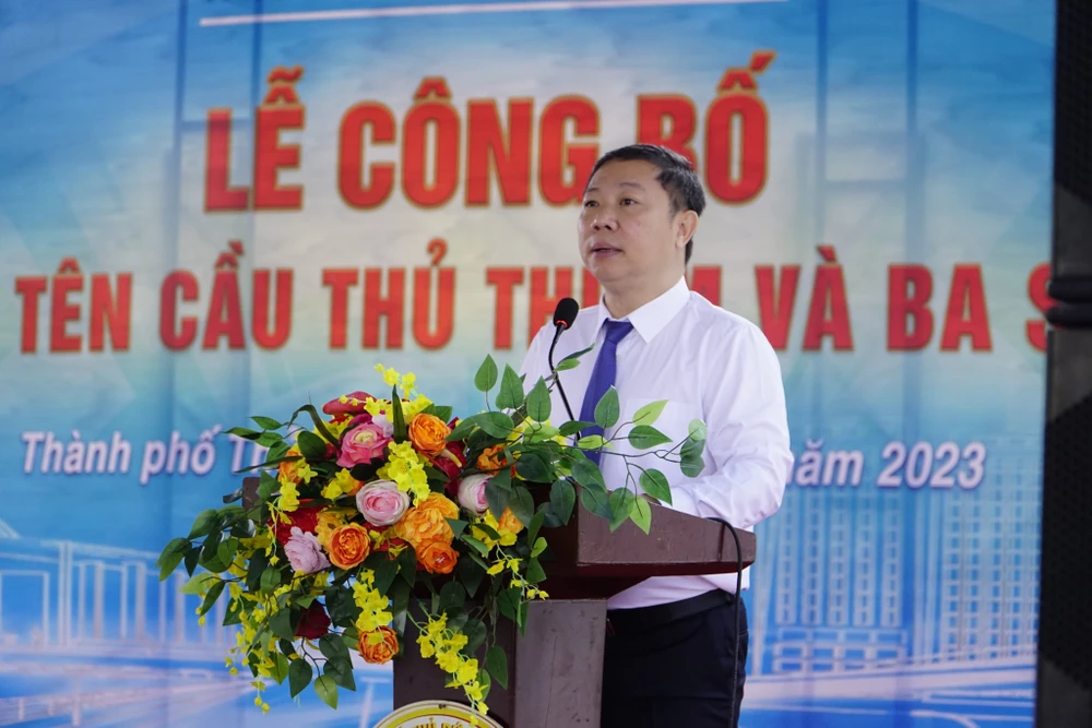 Phó Chủ tịch UBND TP.HCM Dương Anh Đức đề nghị các đơn vị tiếp tục duy tu, bảo trì để 2 cây cầu trở thành điểm đến hấp dẫn của TP. Ảnh: ĐÀO TRANG