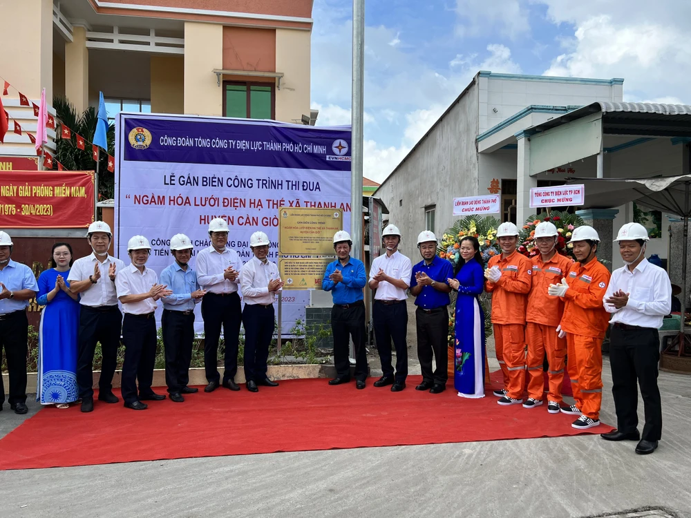 Lễ gắn biển công trình thi đua ngầm hóa lưới điện hạ thế xã đảo Thạnh An, huyện Cần Giờ.