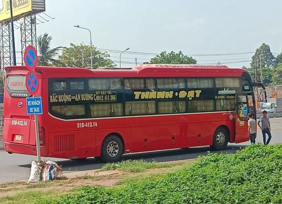 Xe khách dừng, đỗ đón trả khách trên quốc lộ 1. Ảnh: ĐT