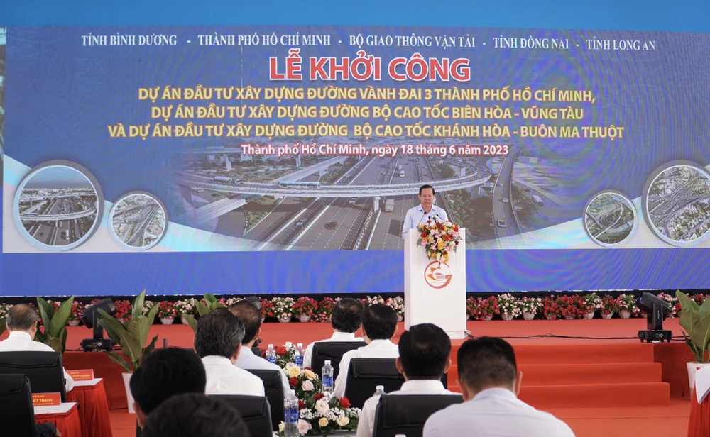 Quang cảnh buổi lễ khởi công.