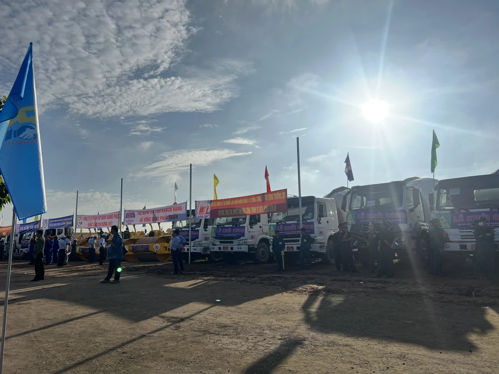 Chủ đầu tư, nhà thầu, máy móc đã sẵn sàng cho việc khởi công dự án vành đai 3 TP.HCM. Ảnh: ĐÀO TRANG