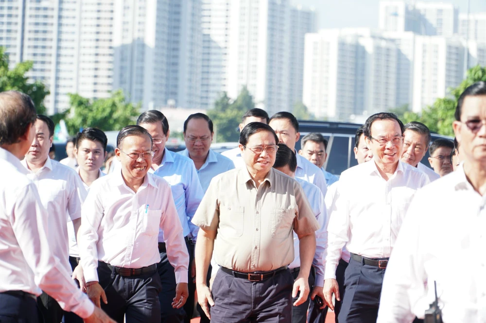 Tại lễ khởi công dự án vành đai 3, Thủ tướng Phạm Minh Chính đã biểu dương TP.HCM đã tổ chức bồi thường rất tốt và đạt kết quả đáng khen ngợi. Ảnh NHẬT DIỄM