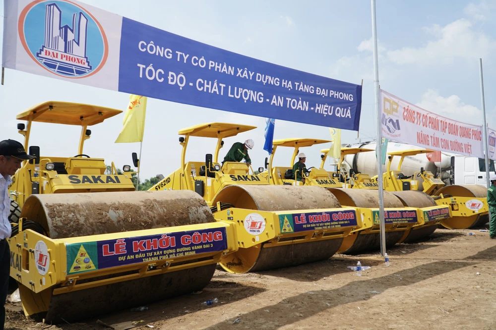 Công tác giải phóng mặt bằng, thi công vành đai 3 đang được các đơn vị gấp rút triển khai. Ảnh: Nhật Diễm