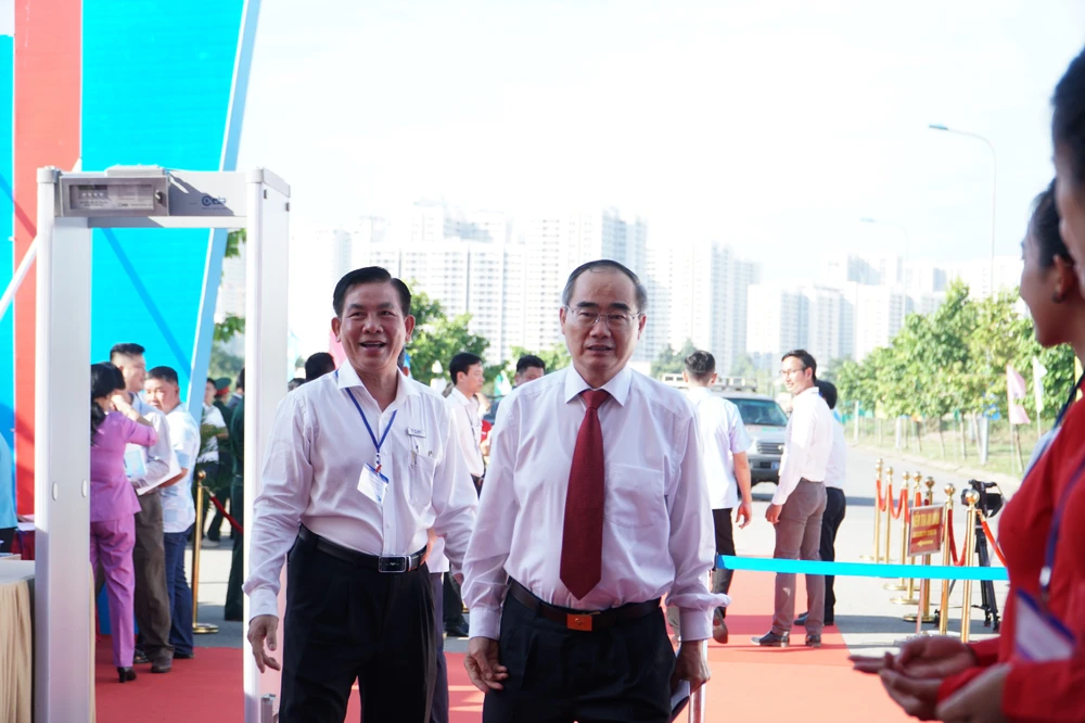 Nguyên Bí thư Thành ủy Nguyễn Thiện Nhân có mặt tại buổi lễ khởi công vành đai 3 TP.HCM từ rất sớm. Ảnh: Nhật Diễm