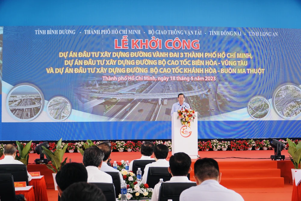 Chủ tịch UBND TP.HCM Phan Văn Mãi cho biết: Đường vành đai 3 TP.HCM là con đường của ý Đảng lòng dân, là con đường kết nối và phát triển. Các công việc thời gian qua rất đáng được trân trọng, xin thay mặt các địa phương cam kết hoàn thành dự án vành đai 3 đúng kế hoạch, để công trình vành đai 3 thông xe kỹ thuật vào cuối năm 2025 và hoàn thành vào 2026.