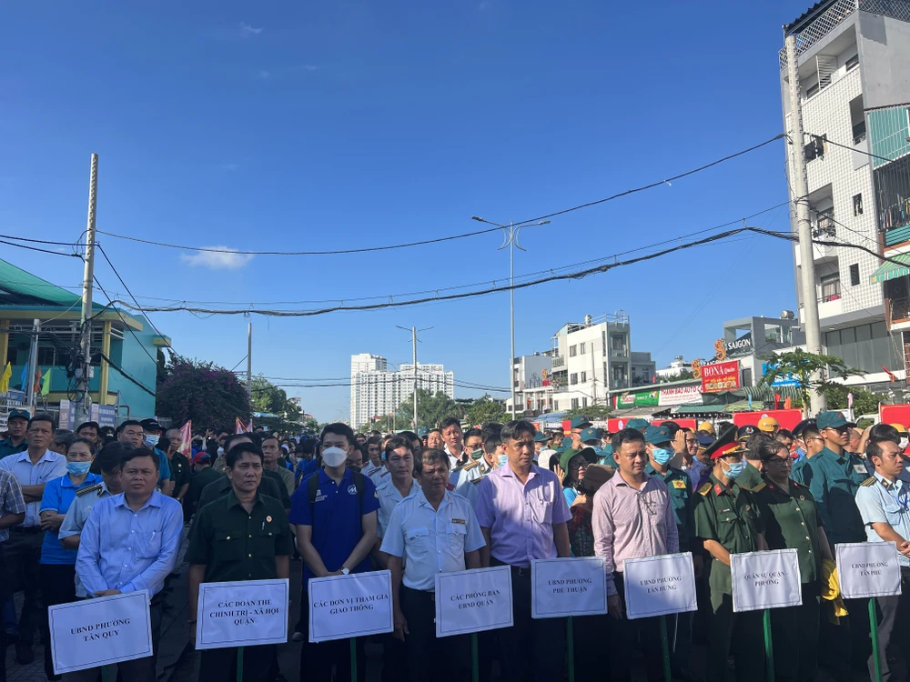 Hơn 1.000 người tham gia buổi lễ. Ảnh: ĐT