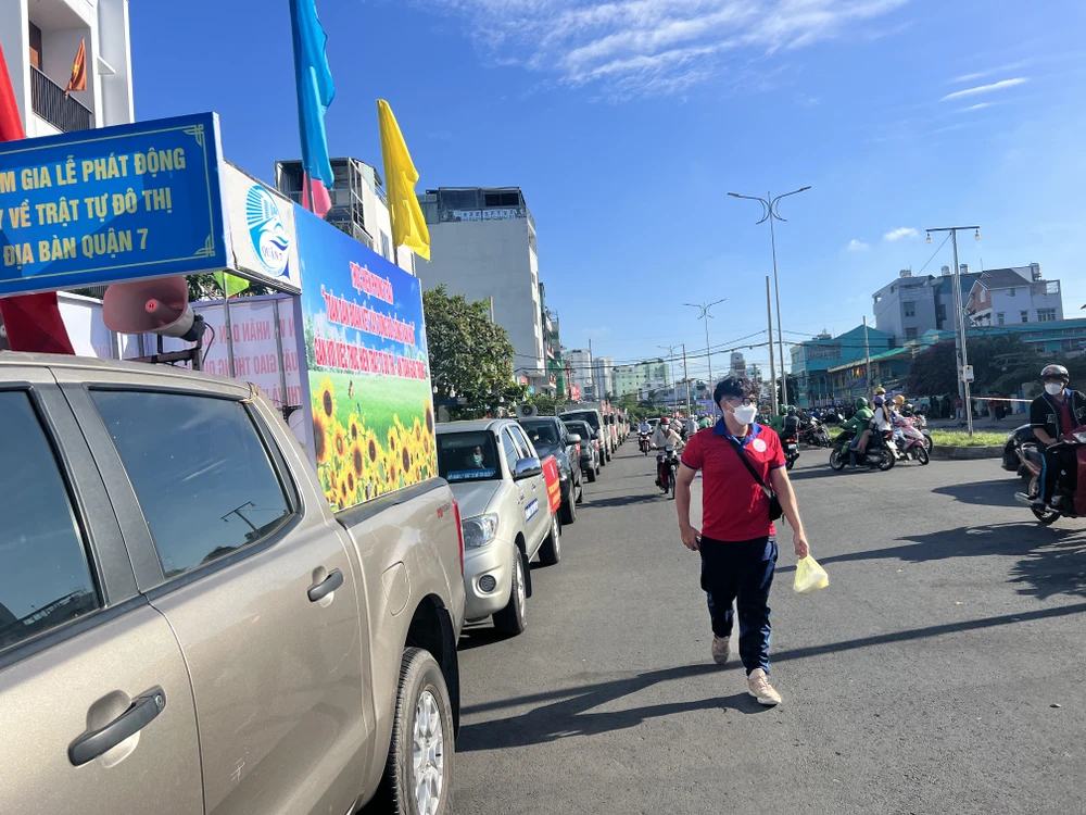 Quận 7 đề nghị người dân không lấn chiếm lòng đường, vỉa hè. Ảnh: ĐT