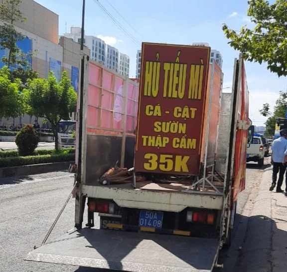 Quận 7 đã xử phạt 25 trường hợp vi phạm về trật tự đô thị. Ảnh: CTV