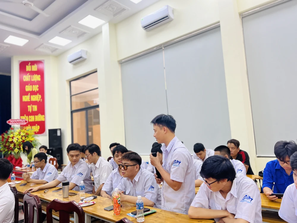 Sinh viên Trường Cao đẳng Hàng hải II tìm hiểu về cơ hội việc làm, thu nhập của thuyền viên. Ảnh: ĐÀO TRANG Sinh viên Trường Cao đẳng Hàng hải II tìm hiểu về cơ hội việc làm, thu nhập của thuyền viên. Ảnh: ĐÀO TRANG