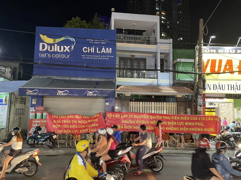 Cư dân chung cư Nguyễn Quyền tố cáo chủ đầu tư không đóng tiền điện dù đã thu của người dân. Ảnh: CTV