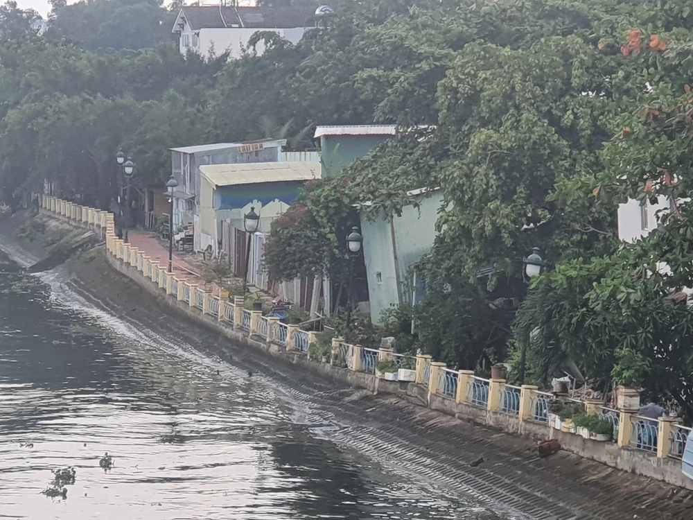 Khu vực bờ kênh Thanh Đa bị sạt lở. Ảnh: CTV