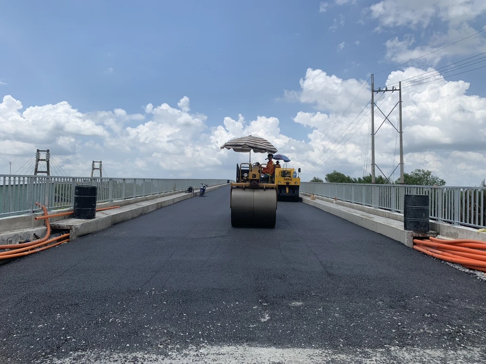 Hiện nay nhà thầu đang tiến hành thảm nhựa cầu, đẩy nhanh tiến độ thi công dự án.