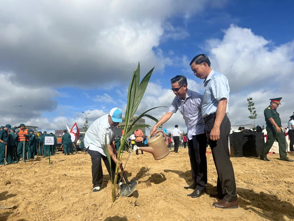 Bí thư quận 7 Võ Khắc Thái trồng cây dọc khu vực đường Nguyễn Văn Linh.