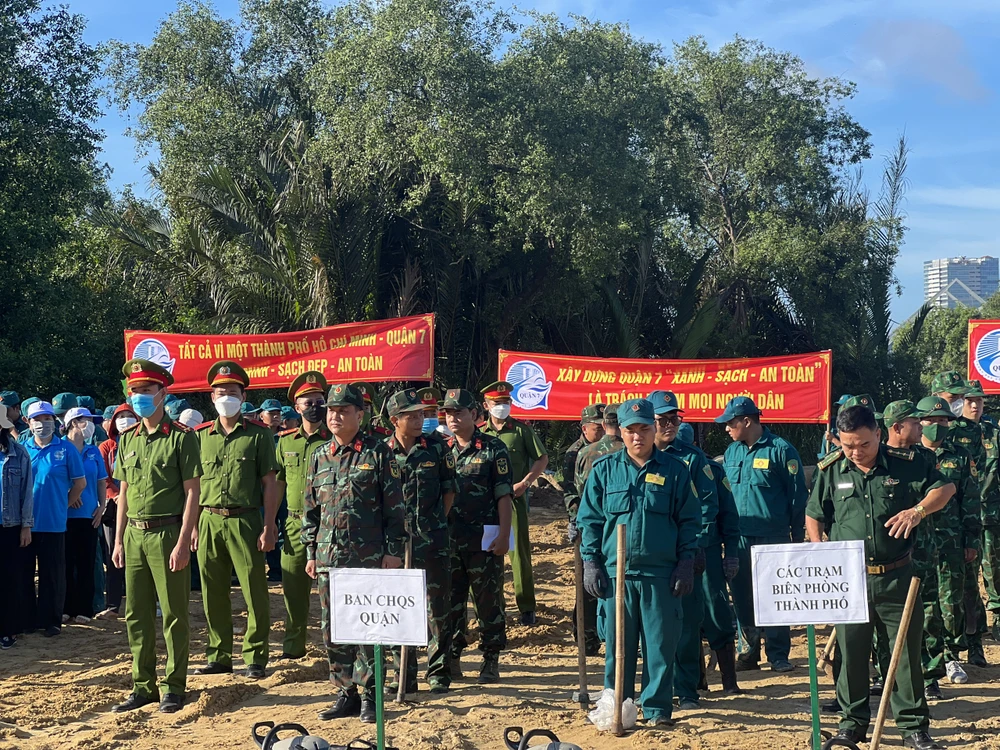 Đại diện Quận ủy, UBND quận 7, Ban chỉ huy quân sự quận 7 phát động hoạt động chỉnh trang, xây dựng diện mạo đô thị.
