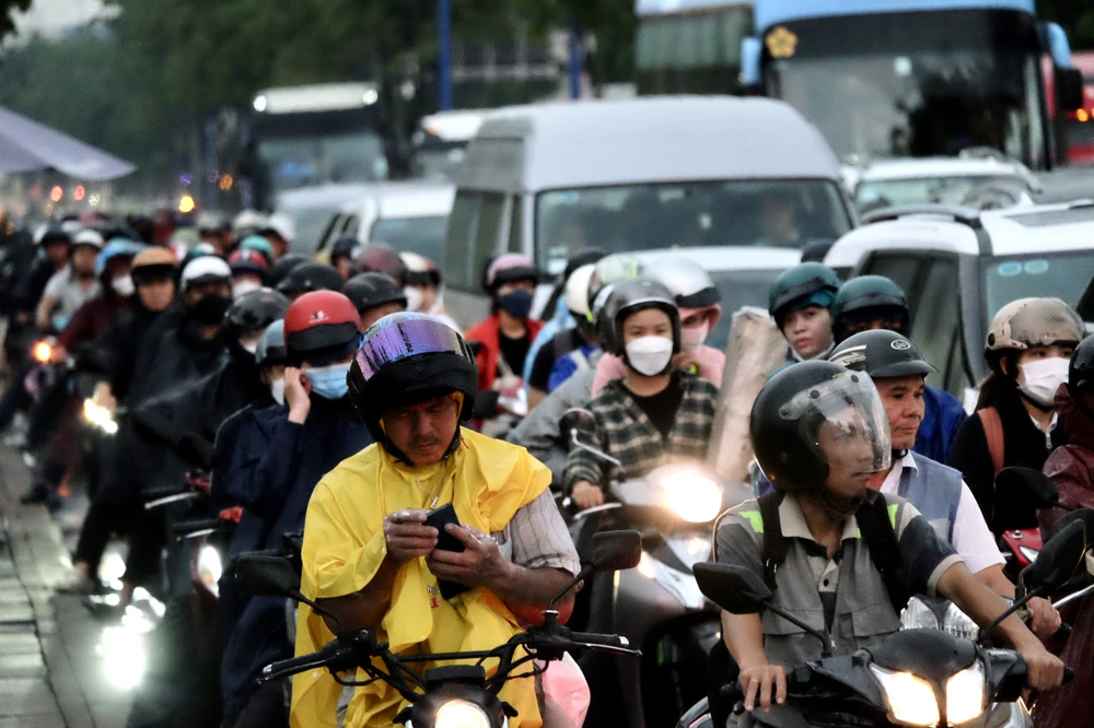 Ban Giao thông kiến nghị người dân lựa chọn lộ trình phù hợp, đồng thời sẽ phối hợp với cơ quan chức năng để tổ chức phân luồng từ xa. Ban Giao thông kiến nghị người dân lựa chọn lộ trình phù hợp, đồng thời sẽ phối hợp với cơ quan chức năng để tổ chức phân luồng từ xa.