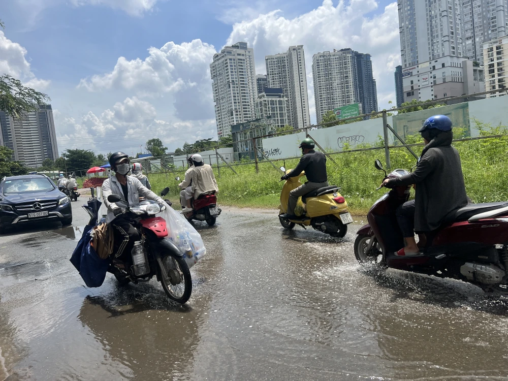 Một đoạn đường Nguyễn Hoàng bị ngập. Ảnh: ĐT