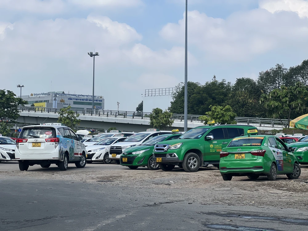 Bãi đệm taxi trên đường Bạch Đằng - Hồng Hà. Ảnh: ĐÀO TRANG