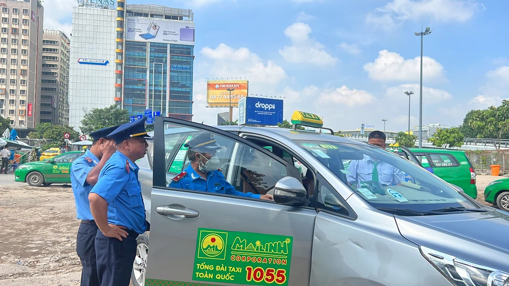 Thanh tra Sở GTVT TP.HCM cho biết chỉ trong 6 tháng đầu năm 2023, lực lượng đã phát hiện và lập biên bản 21 trường hợp vi phạm liên quan đến việc gian lận cước taxi, với số tiền xử phạt là hơn 138 triệu đồng. Ảnh: ĐÀO TRANG