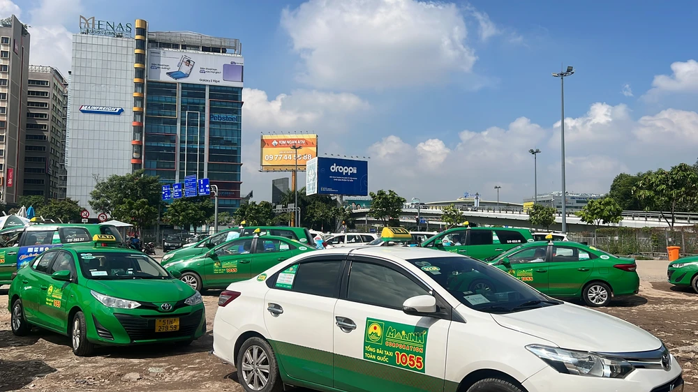 Thanh tra giao thông cho biết, thông thường các lỗi vi phạm của tài xế bao gồm: Đỗ xe nơi có biển "Cấm dừng xe và đỗ xe", sử dụng xe taxi chở hành khách không niêm yết cụm từ “XE TAXI” trên kính phía trước xe theo quy định; không có số điện thoại giao dịch ghi trên xe theo quy định; điều khiển xe chở hành khách không có phù hiệu theo quy định... Ảnh: ĐÀO TRANG