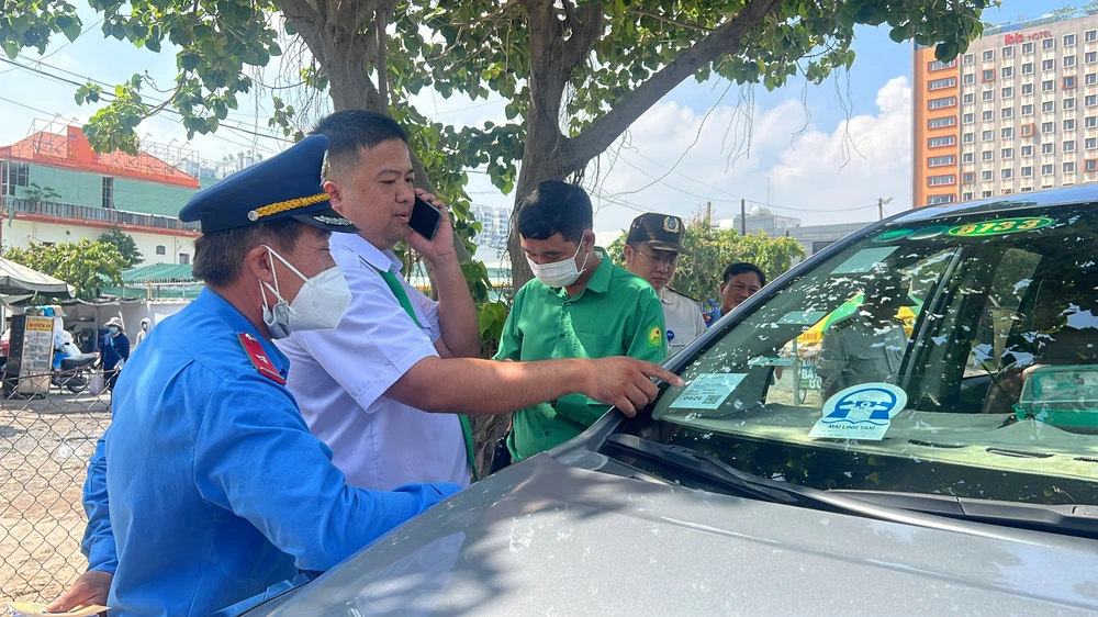Thanh tra Sở GTVT TP.HCM làm việc với tài xế hãng Mai Linh. Ảnh: ĐÀO TRANG