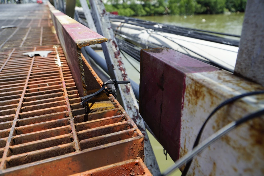 Người dân huyện Nhà Bè, quận 7 mong muốn sớm khơi thông nhiều cây cầu trên đường Lê Văn Lương. Ảnh: ĐT