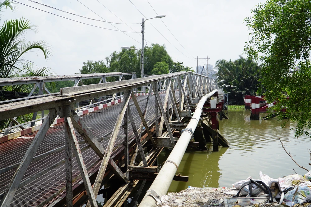 Cầu Rạch Đỉa đã xuống cấp, ngành giao thông đã phải tổ chức, điều chỉnh giao thông để đảm bảo an toàn. Ảnh: ĐT