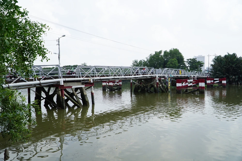 Cầu Rạch Đỉa cùng với các cầu Long Kiểng, Rạch Tôm, Rạch Dơi là một trong bốn cầu sắt yếu trên tuyến đường Lê Văn Lương. Cũng như cầu Long Kiểng, cầu Rạch Đỉa sau khi hoàn thành sẽ tăng năng lực lưu thông, kết nối với tỉnh Long An, góp phần khai thác đồng bộ hạ tầng giao thông phía nam TP. Ảnh: ĐT