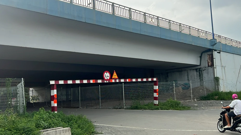 Dạ cầu bị đổ rác trộm