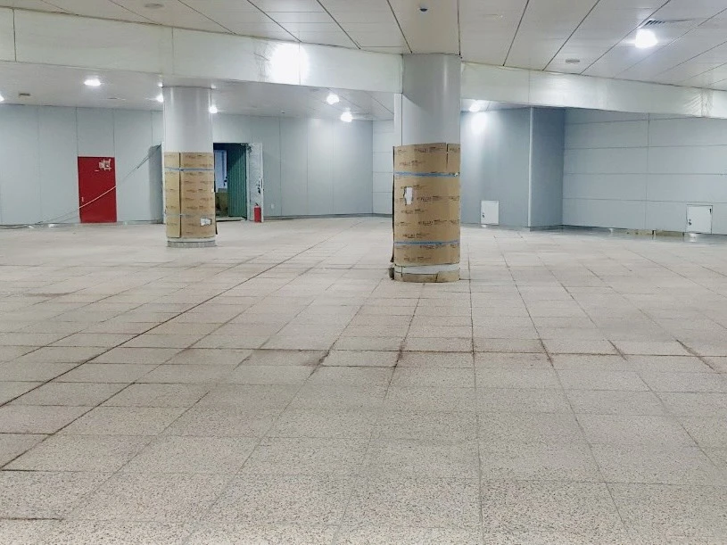 Các công tác ốp gạch, ốp trần cũng đã được nhà thầu, đơn vị thi công nỗ lực triển khai. Ảnh: MAUR