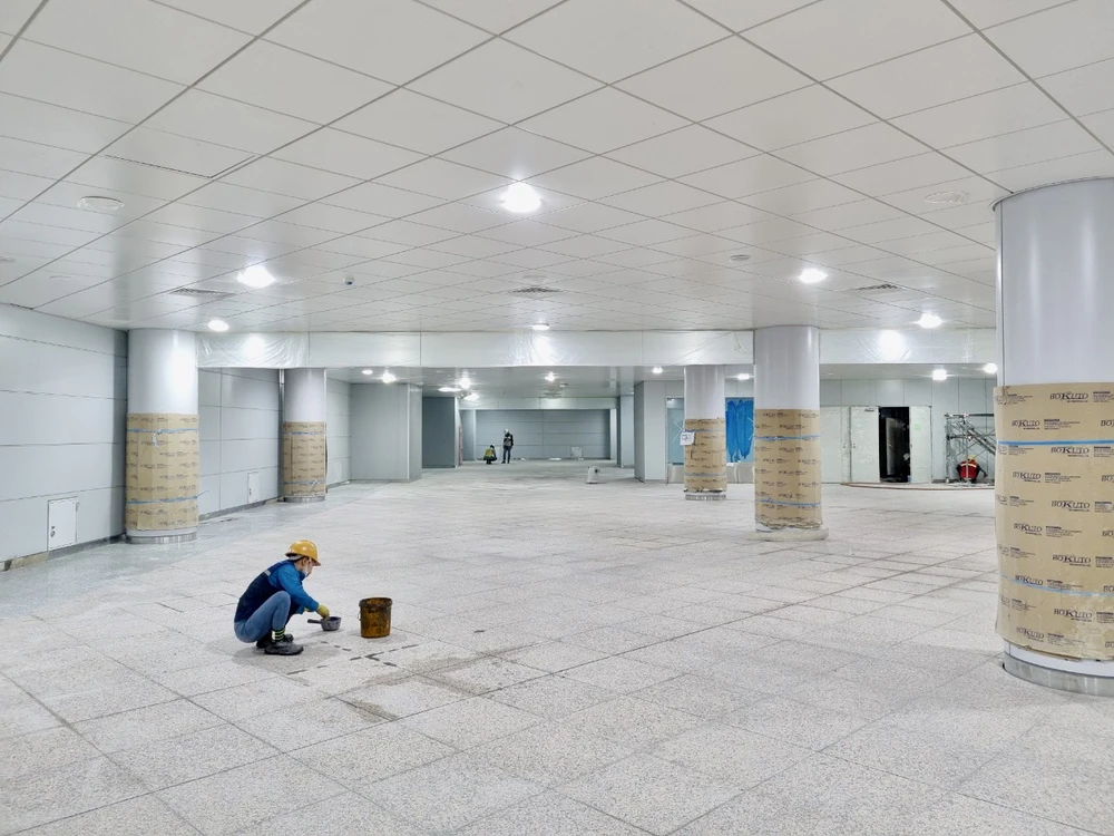 Công nhân làm việc tại ga ngầm, ga Trung tâm Bến Thành. Ảnh: MAUR