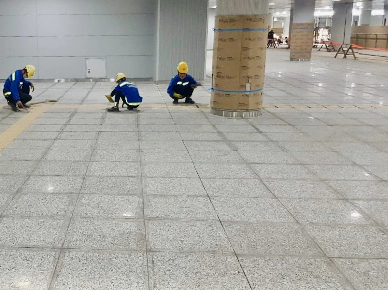 Tầng B1 gồm các trang thiết bị phục vụ hành khách (sảnh đợi, máy bán vé, cổng thu phí tự động), phòng hướng dẫn thông tin cho hành khách, văn phòng ga, phòng thiết bị, phòng xử lý không khí và môi trường, trạm điện (tuyến 4)... Tầng B2 - nơi có tàu dừng, đỗ để đón và trả khách... Tầng B3 là phòng xử lý không khí, phòng cấp điện, phòng nghỉ nhân viên và ke ga tuyến 4 (trong tương lai). Tầng B4 gồm ke ga tuyến 2, nơi có tàu dừng, đỗ để đón và trả khách. Ảnh: MAUR