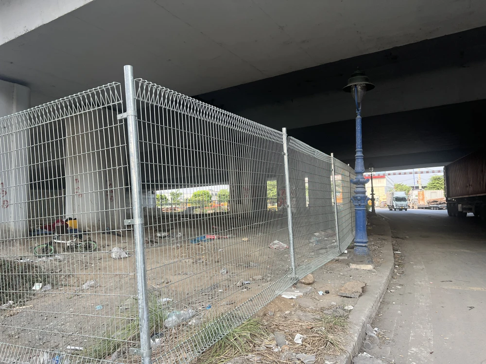 Rào chắn dưới dạ cầu Rạch Chiếc. Ảnh: ĐÀO TRANG