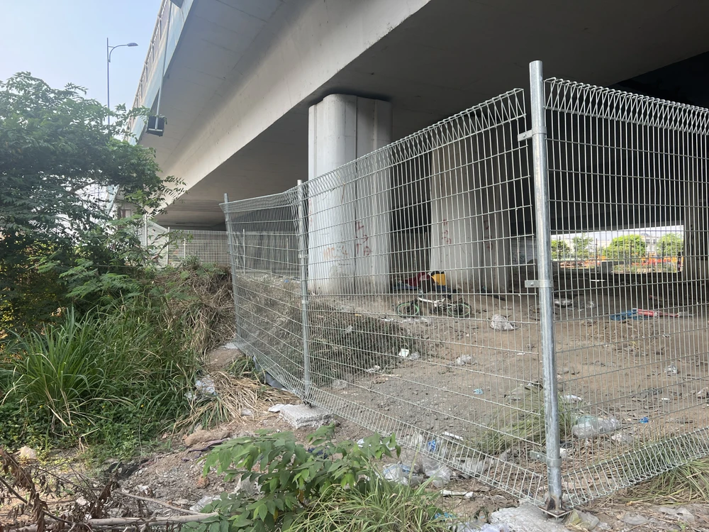 Dưới dạ cầu Rạch Chiếc được rào chắn bởi những tấm lưới. Ảnh: ĐÀO TRANG