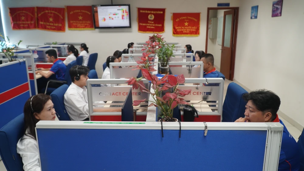 Thông tin từ khách hàng nhanh chóng được Trung tâm CSKH, Tổng công ty Điện lực TP.HCM phản hồi. Ảnh: Nguyễn Tiến