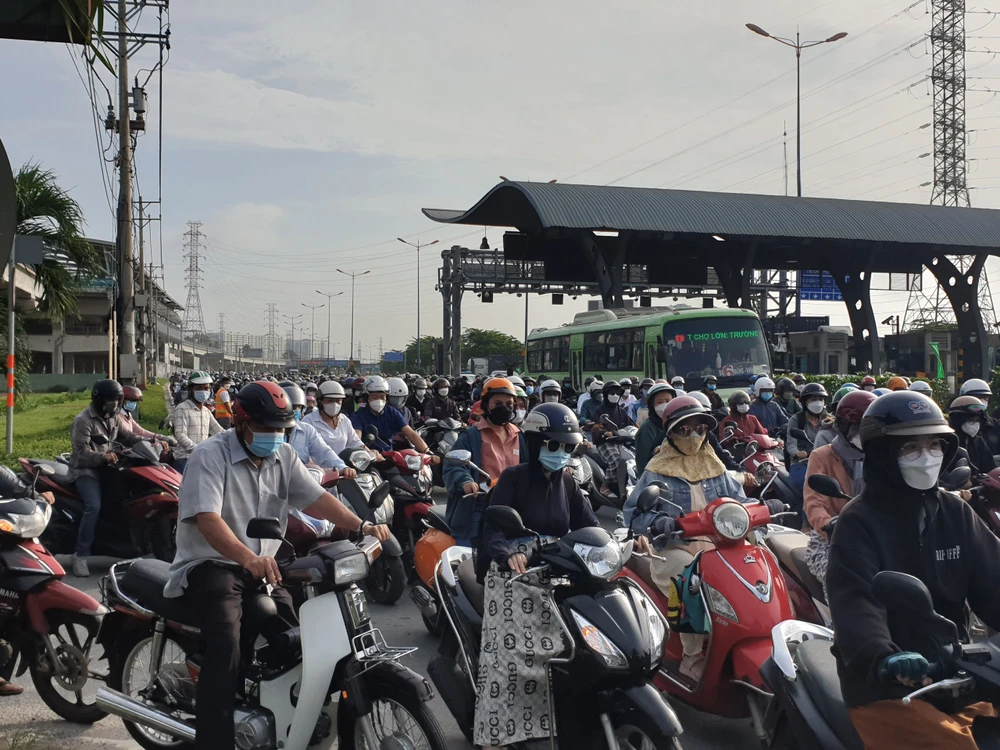 Đường Võ Nguyên Giáp là một trong những trục giao thông hướng tâm có mật độ giao thông lớn, nên thường xuyên ùn ứ.