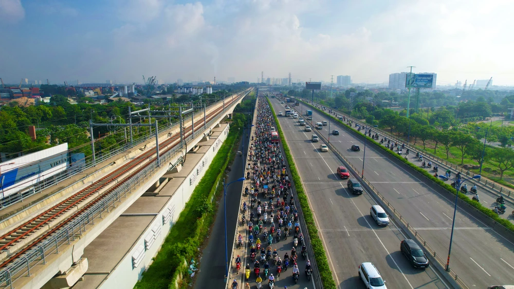 HĐND thống nhất việc đổi tên Xa lộ Hà Nội, đoạn từ cầu Sài Gòn đến ngã tư Thủ Đức thành đường Võ Nguyên Giáp. Việc này nhằm ghi nhận và tri ân công lao to lớn của Đại tướng Võ Nguyên Giáp trong sự nghiệp đấu tranh, giải phóng dân tộc, thống nhất đất nước.