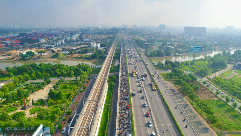 Đường Võ Nguyên Giáp có mật độ giao thông rất lớn.