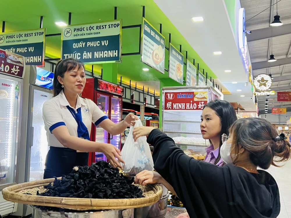 Hiện trạm dừng Phúc Lộc có thể đón từ 18.000 - 25.000 khách, cao điểm lên tới 35.000 - 45.000 khách. Ảnh ĐT