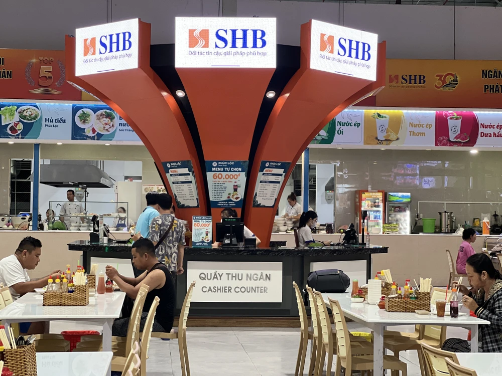 Việc xây dựng các trạm dừng chân khang trang, hiện đại đang được Bộ GTVT tích cực triển khai, lựa chọn nhà đầu tư theo hình thức xã hội hóa. Hình ảnh tại trạm Phúc Lộc - CTV