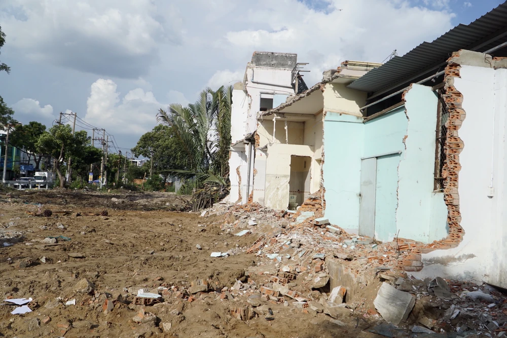 Dự án cầu Phước Long được triển khai thi công từ năm 2020, song cũng đành tạm ngưng vì thiếu mặt bằng. Tới tháng 6-2023, khu vực này bắt đầu "rục rịch" bàn giao mặt bằng, chuẩn bị bàn giao mặt bằng cho chủ đầu tư - Ban Quản lý Dự án đầu tư xây dựng các công trình giao thông TP (Ban Giao thông) để tái khởi động.